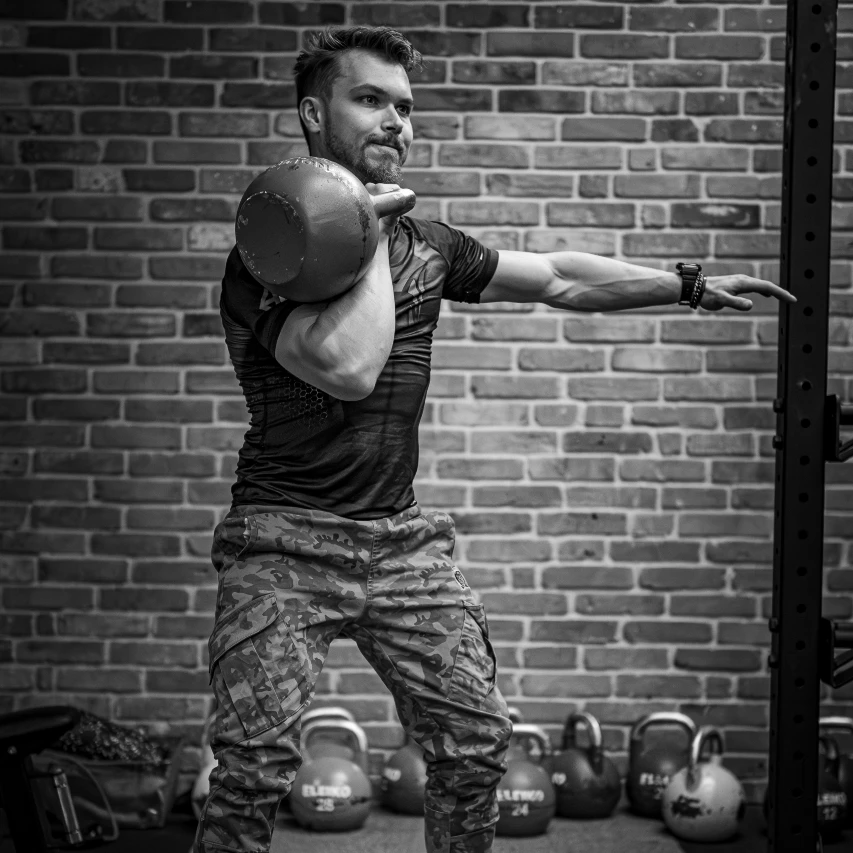 Trener personalny z Krakowa, Konrad Grzesik, prowadzi treningi w My Fitness Place przy Galicyjskiej. Trener personalny z Krakowa, Konrad Grzesik, prowadzi treningi w My Fitness Place przy Galicyjskiej.