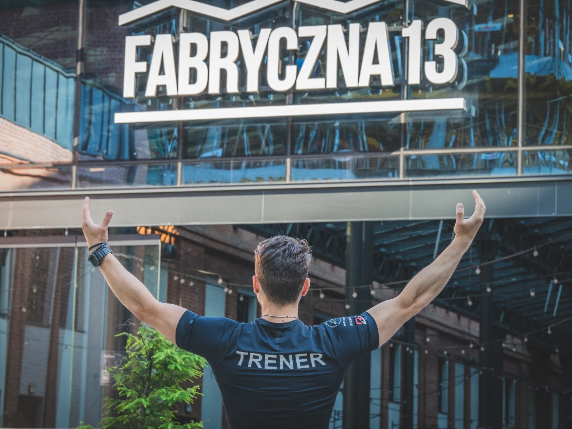 Konrad Grzesik – trener personalny na siłowni My Fitness Place przy ul. Galicyjskiej w Krakowie, który prowadzi również treningi na siłowni Fabryka Ciao przy Fabrycznej 13.